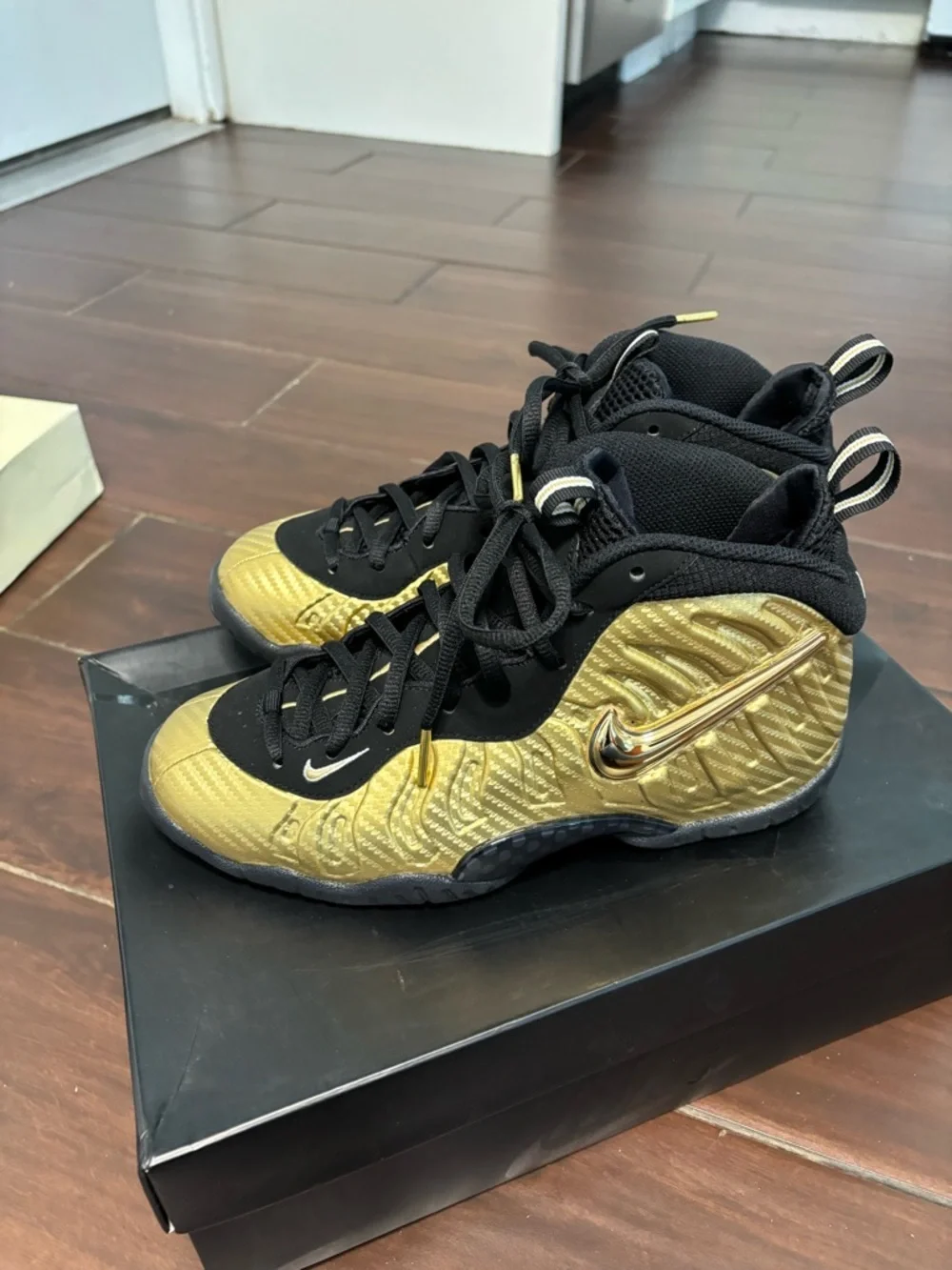 Boys 6Y Nike air foamposite pro metallic gold shoes, #A1206